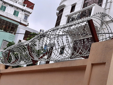 Dây thép gai làm hàng rào bảo vệ