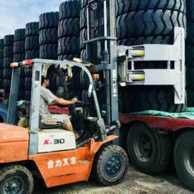 Xe nâng kẹp lốp