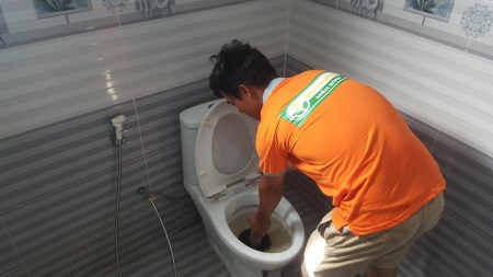 Thông tắc bồn cầu