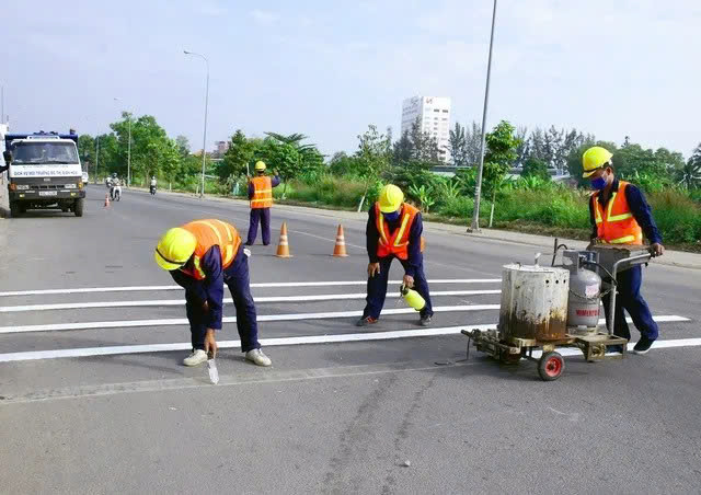 Thi công kẻ vạch đường