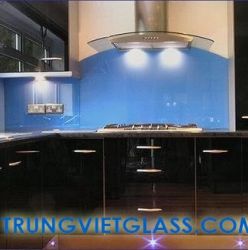 Kính màu ốp bếp