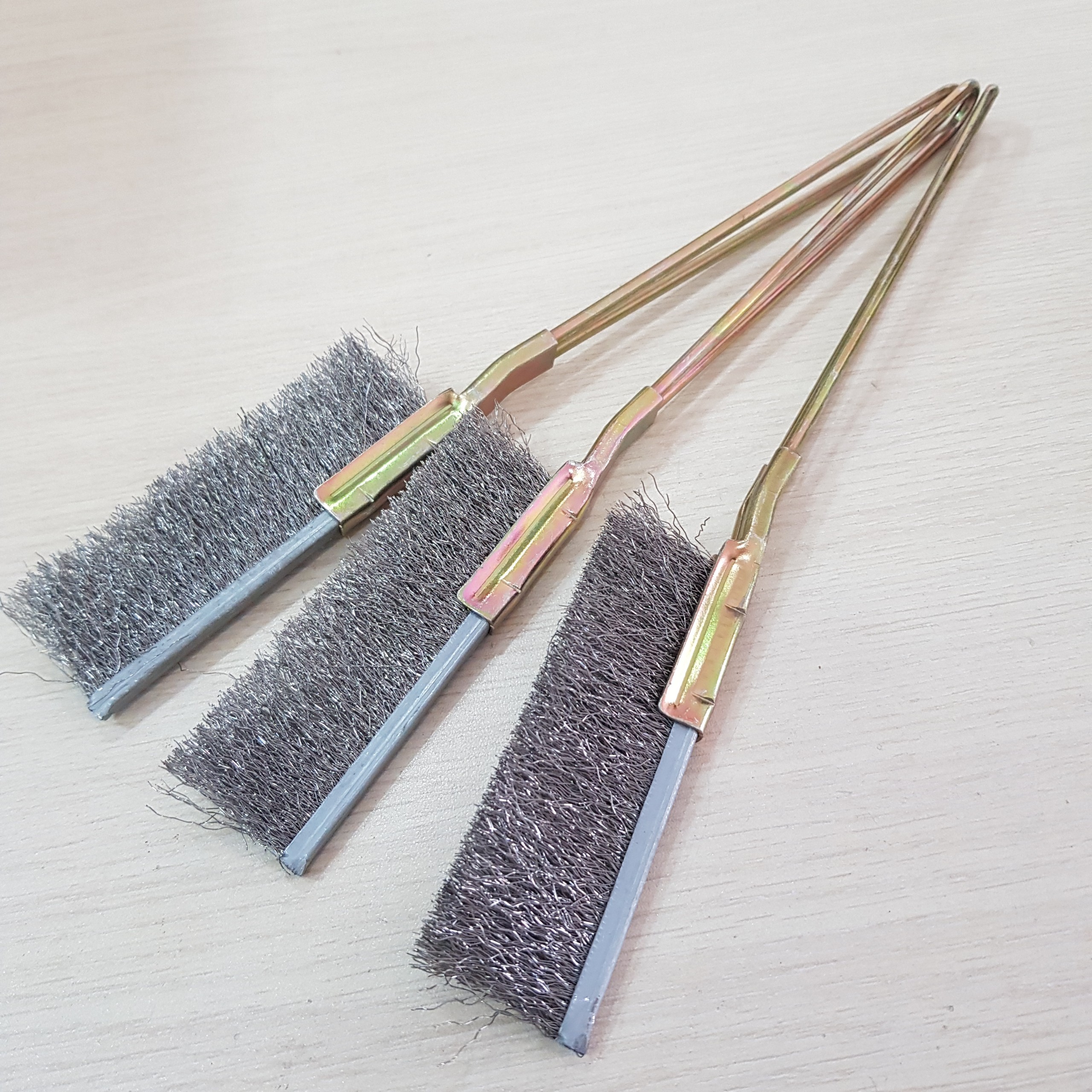 Bàn chải inox cán sắt