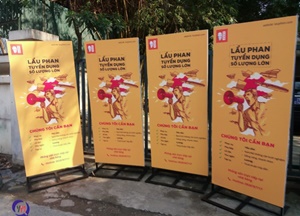 Standee Chân Sắt