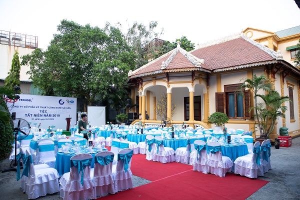 Tổ chức tiệc tất niên
