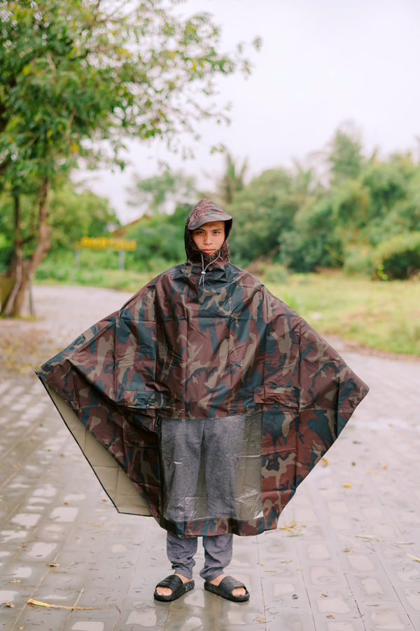Áo mưa choàng cánh rơi