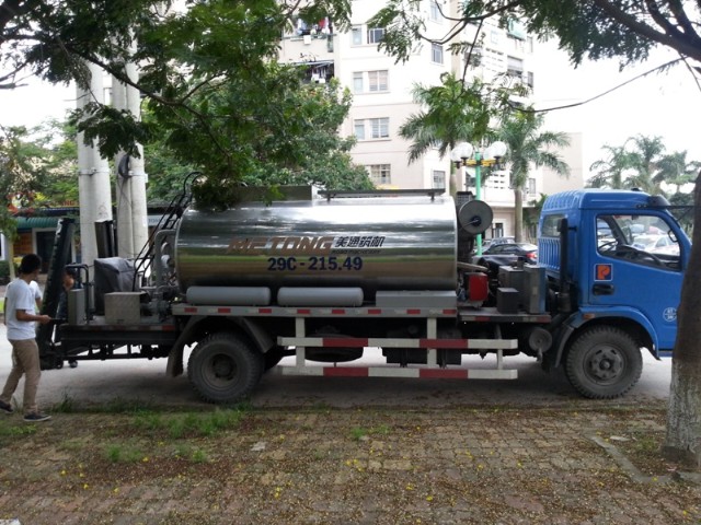 Xe phun tưới nhựa đường