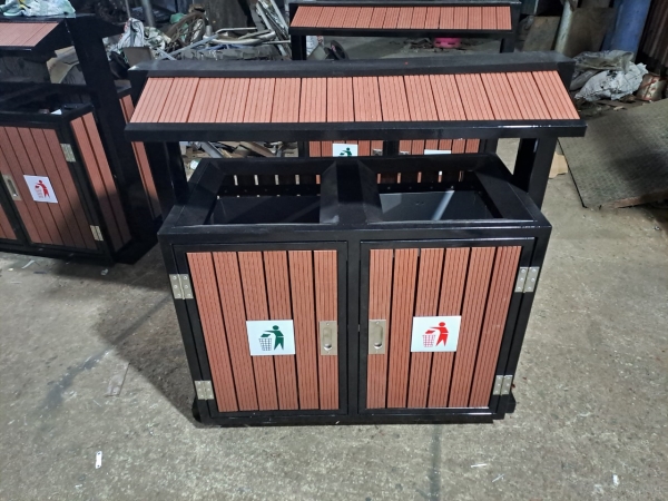 Thùng rác ngoài trời bằng thép