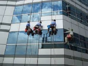 Dịch vụ lau kính tòa nhà