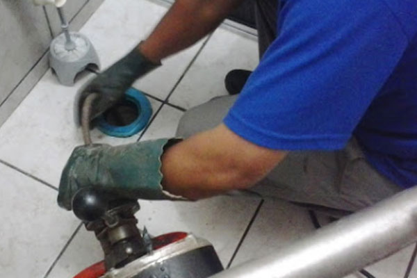Thông tắc nhà vệ sinh