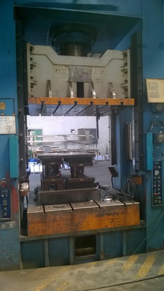 Máy ep thủy lực 60 tấn