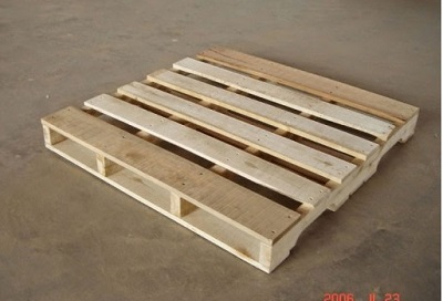 Pallet gỗ 2 hướng nâng khoét chân