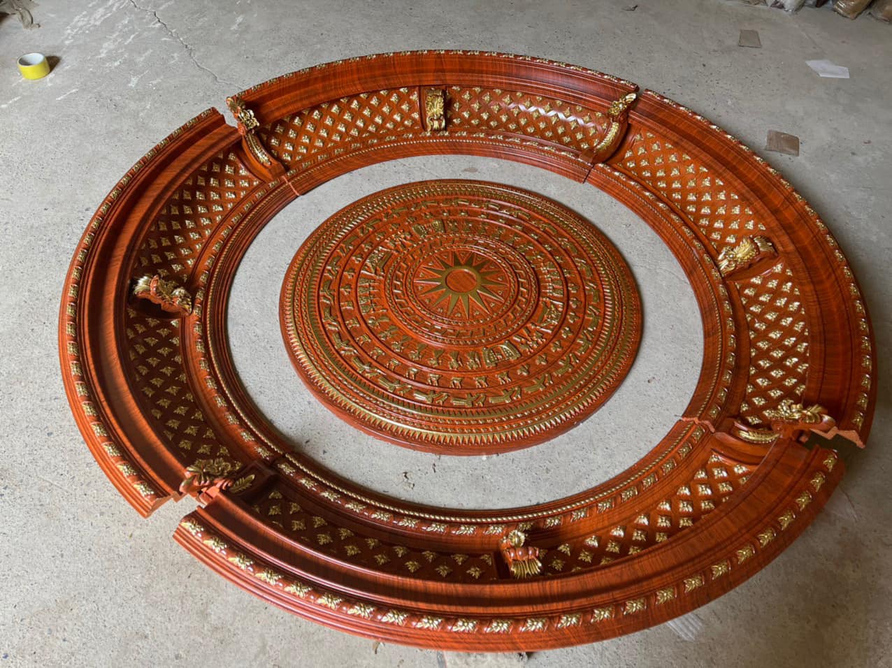 Phào chỉ mâm trần dát vàng