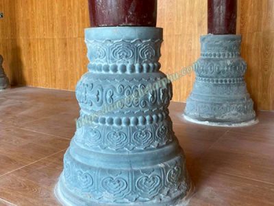 Chân cột đá