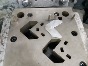 Khuôn Cắt Hình Và Đột Lỗ