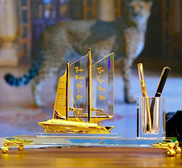 Để bàn pha lê mạ vàng 24K