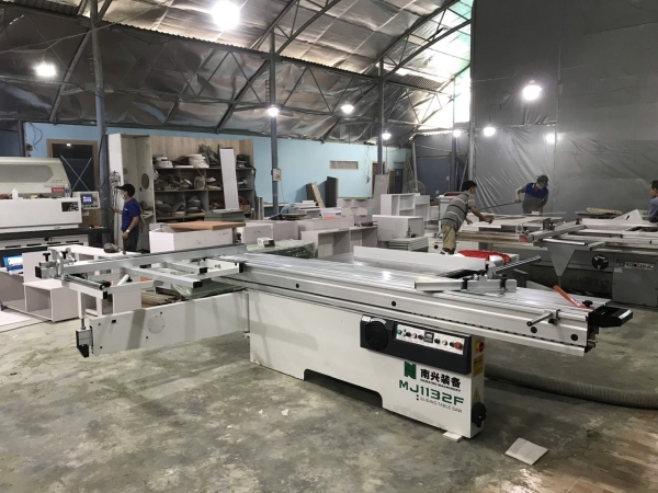 Máy cưa bàn trượt