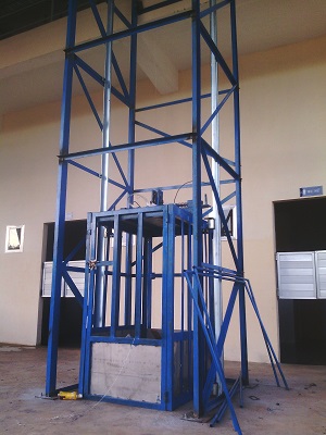 Thang nâng hàng 500kg 18 m