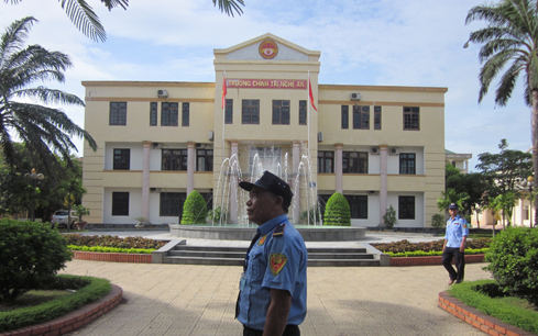 Bảo vệ trường học