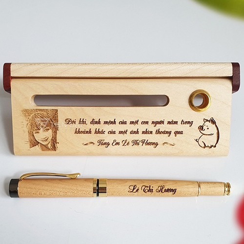 Bút gỗ khắc hình