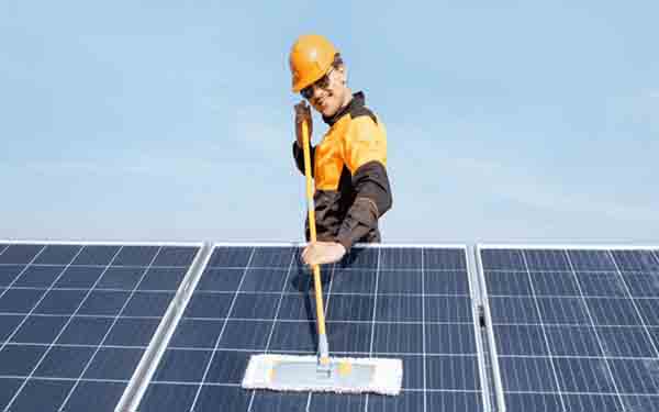 Vệ sinh tấm pin năng lượng mặt trời