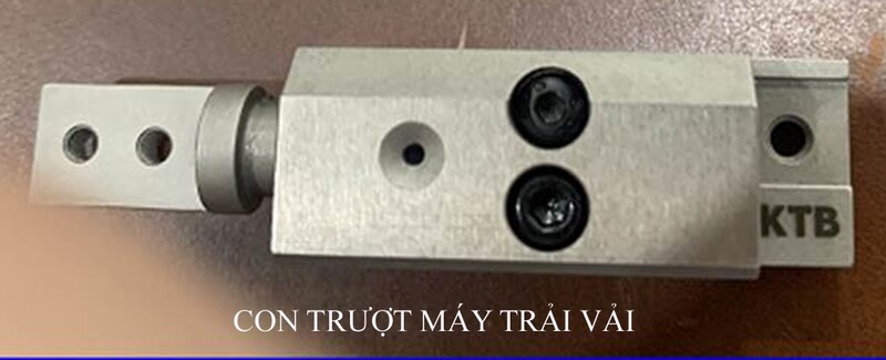 Con trượt máy trải vải
