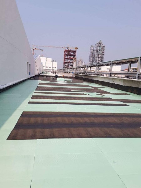 Thi công chống thấm và lót xốp cách nhiệt