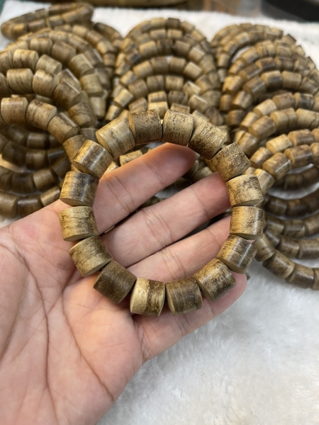 Trầm đeo tay