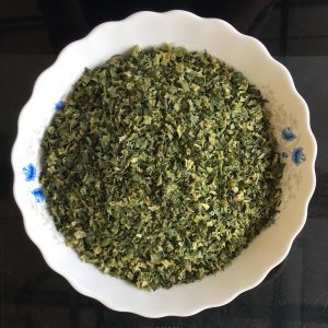 Lá cần tây sấy khô
