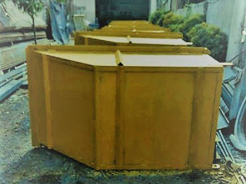 Xuồng chuyển vật tư
