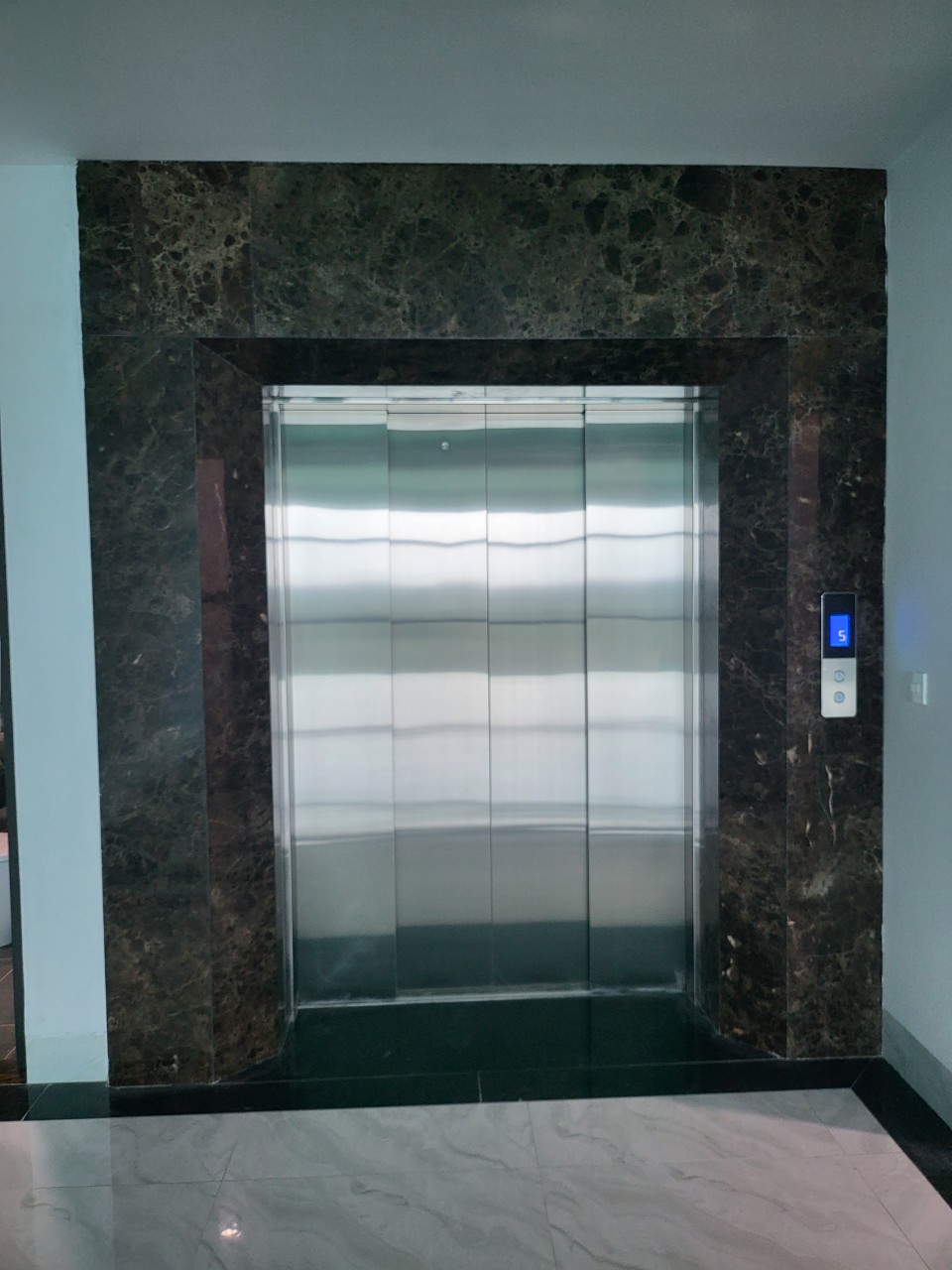 Tháng máy tải khách