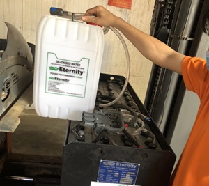 Bình Ắc Quy Xe Nâng Lắp Hệ Thống Phao, Châm Nước Tự Động