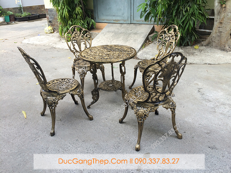 Bàn ghế gang đúc