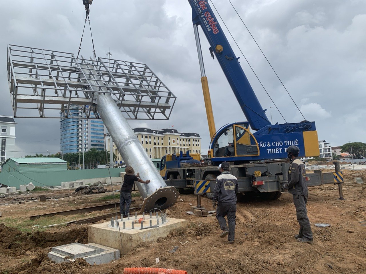 Thi công lắp dựng trụ quảng cáo ngoài trời