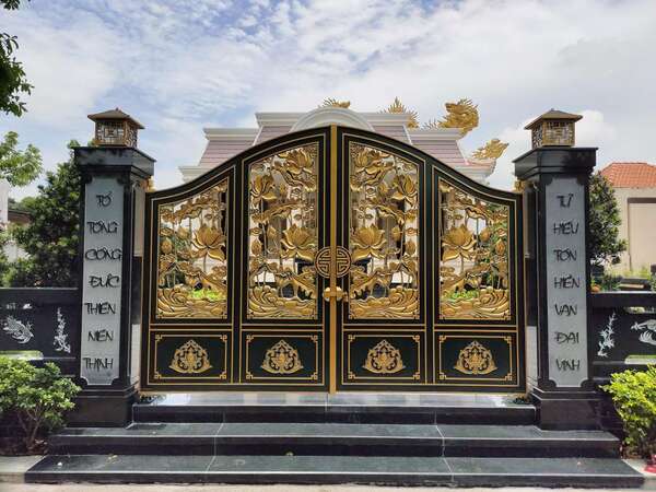 Cổng nhôm đúc hoa sen