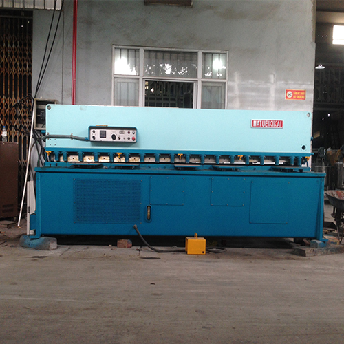 Máy cắt thủy lực