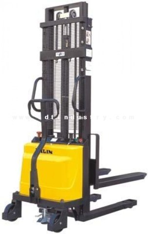 Xe nâng bán tự động