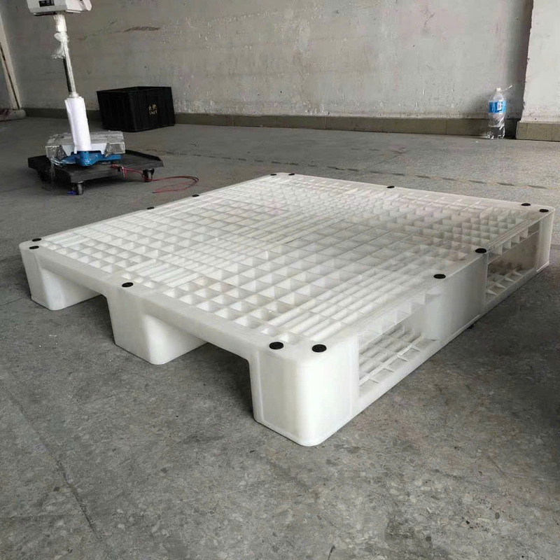 Pallet nhựa lót sàn