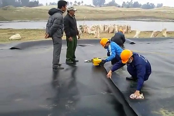 Thi công chống thấm đê kè