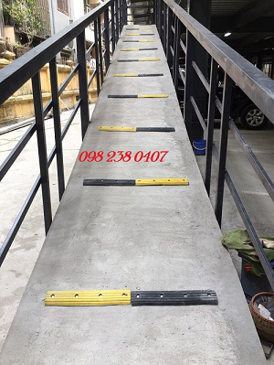 Gờ giảm tốc xe máy